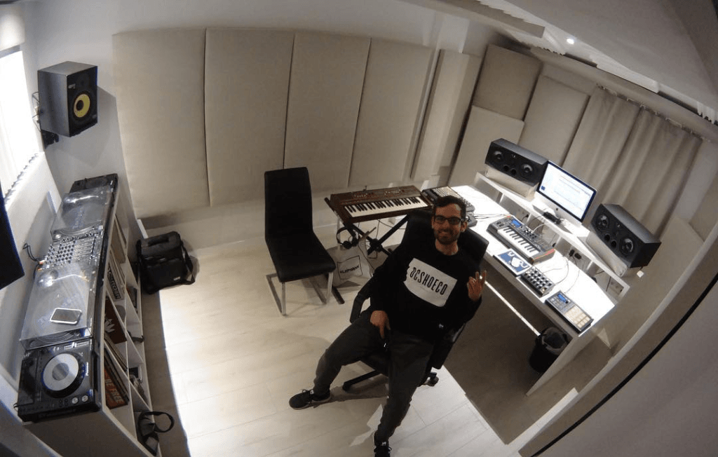 Miki (Animmik), fundador y director tecnico de FØNØY Sound, en el estudio