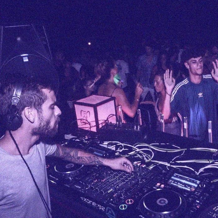 Miki mixt an einem Allen & Heath Xone:92 vor einer vollen Tanzfläche auf Mallorca
