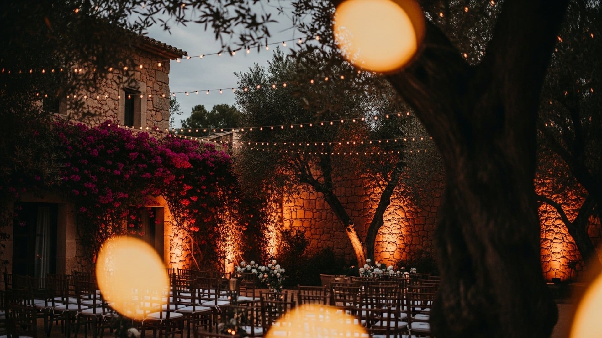 Professionelles Hochzeits-Ton- und Lichtsetup in einer Finca auf Mallorca mit Line Array und Techniker — FØNØY Sound