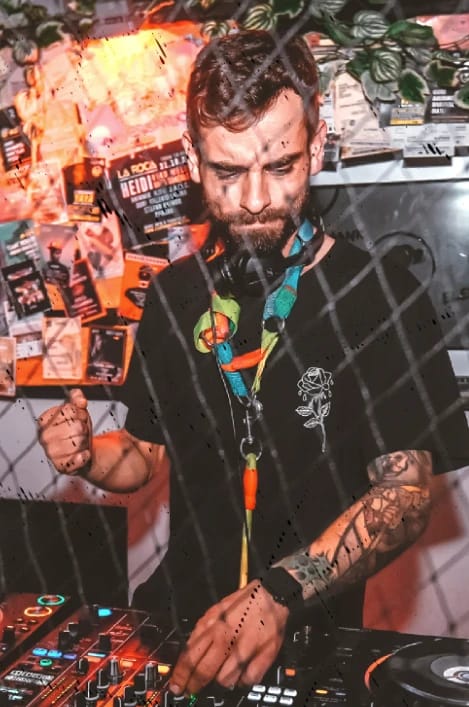 Miki, DJ und Tonmeister von FØNØY Sound, beim Auflegen in der Kabine bei einem Event auf Mallorca