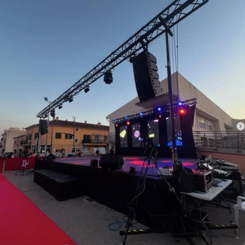 Live-Konzert einer Band mit dem Publikum direkt an der Bühne